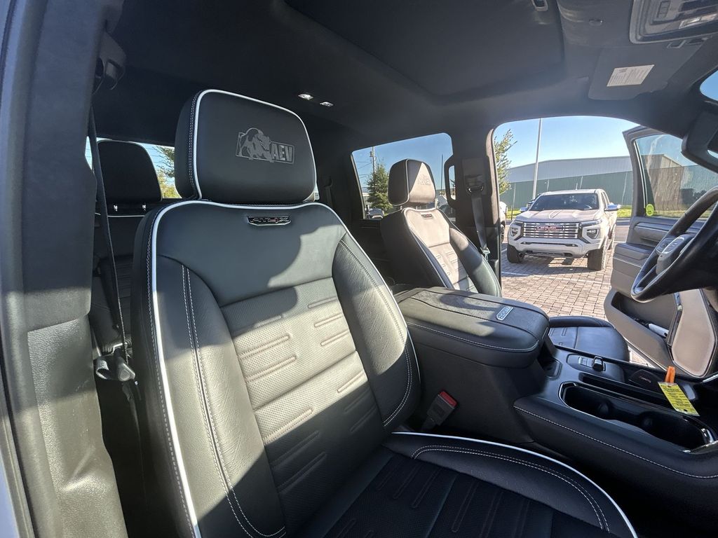 2024 GMC Sierra 2500HD AT4X Image 16 of 32