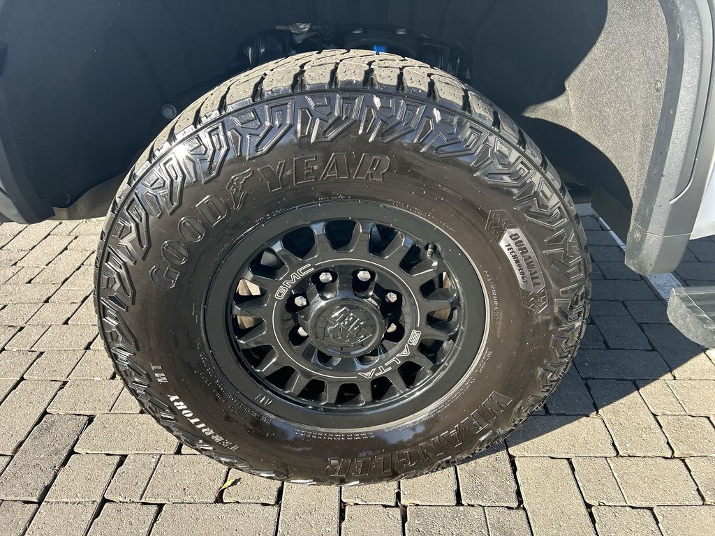 2024 GMC Sierra 2500HD AT4X Image 11 of 32