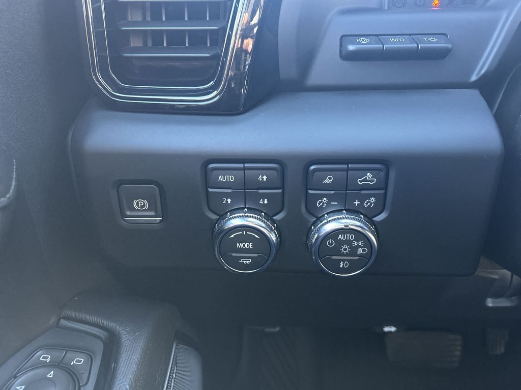 2024 GMC Sierra 2500HD AT4X Image 28 of 32