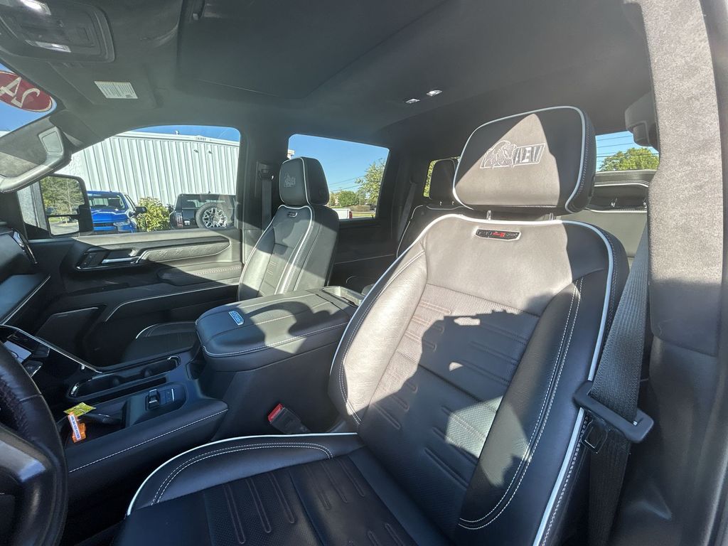 2024 GMC Sierra 2500HD AT4X Image 17 of 32