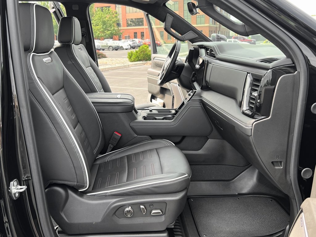 2024 GMC Sierra 2500HD AT4X Image 13 of 32