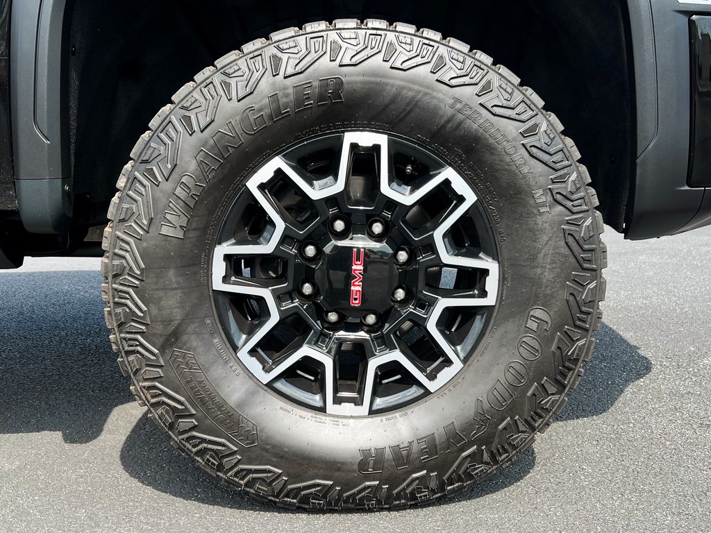 2024 GMC Sierra 2500HD AT4X Image 8 of 32