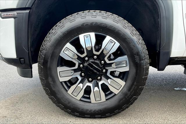 2024 GMC Sierra 2500HD Denali Image 9 of 33