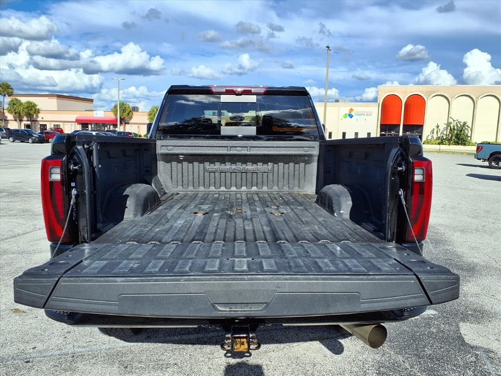 2024 GMC Sierra 2500HD Denali Image 10 of 38