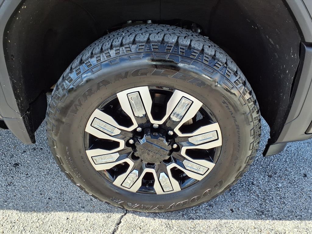 2024 GMC Sierra 2500HD Denali Image 9 of 38