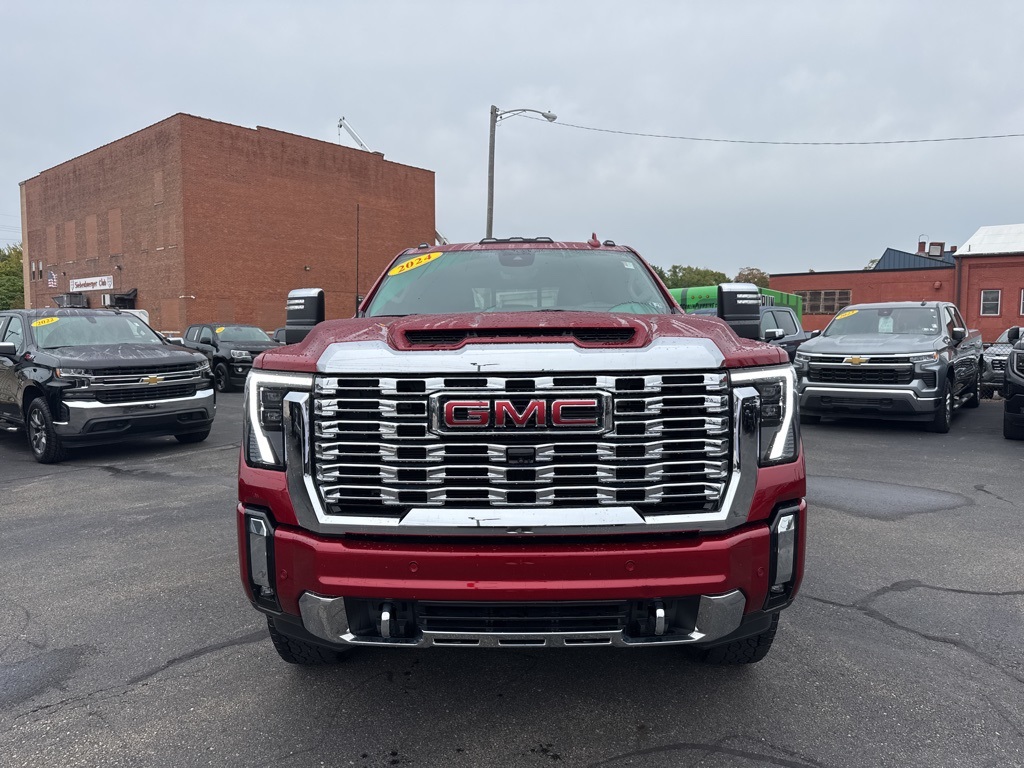 2024 GMC Sierra 2500HD Denali Image 2 of 45