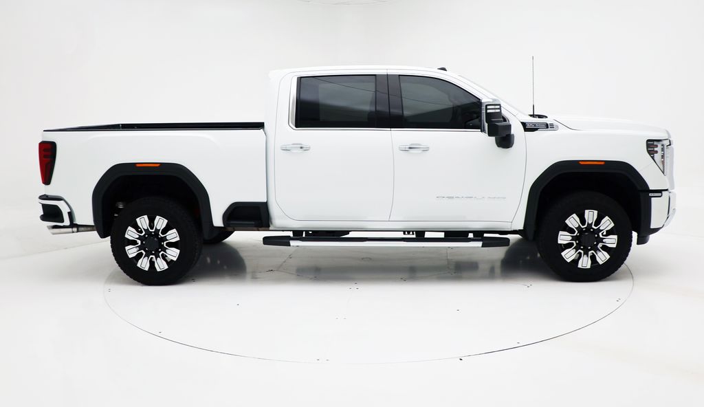 2024 GMC Sierra 2500HD Denali Image 2 of 38