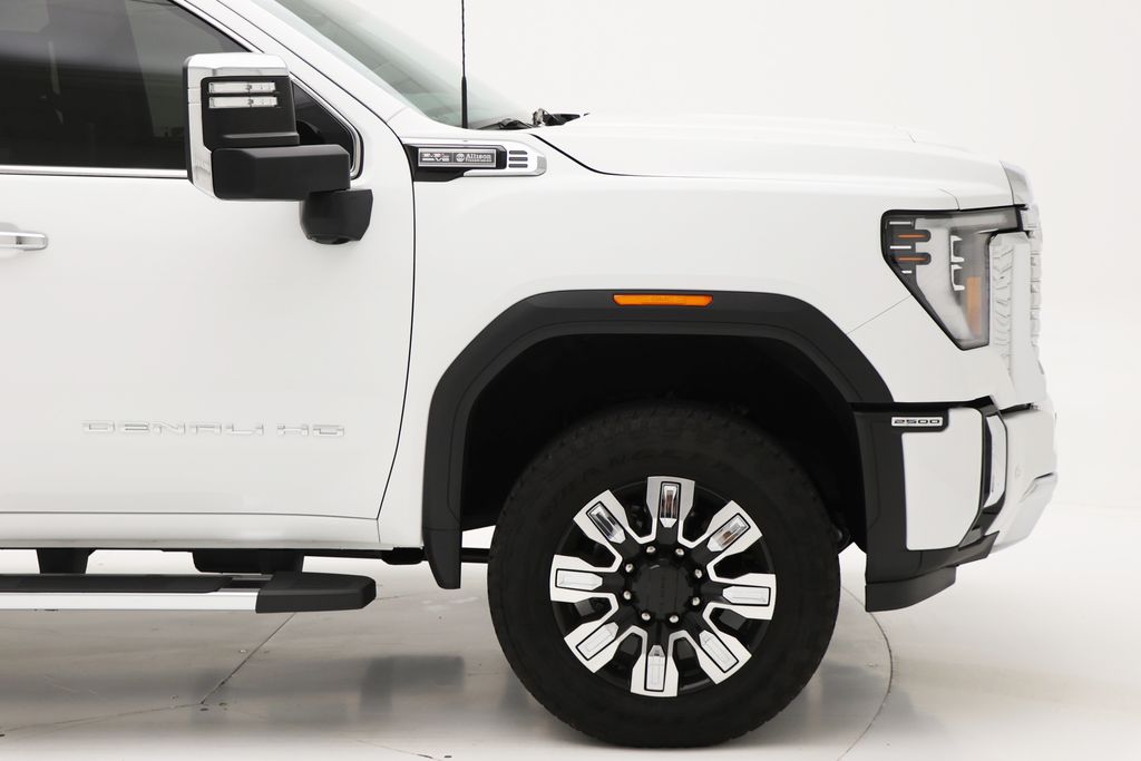 2024 GMC Sierra 2500HD Denali Image 3 of 38