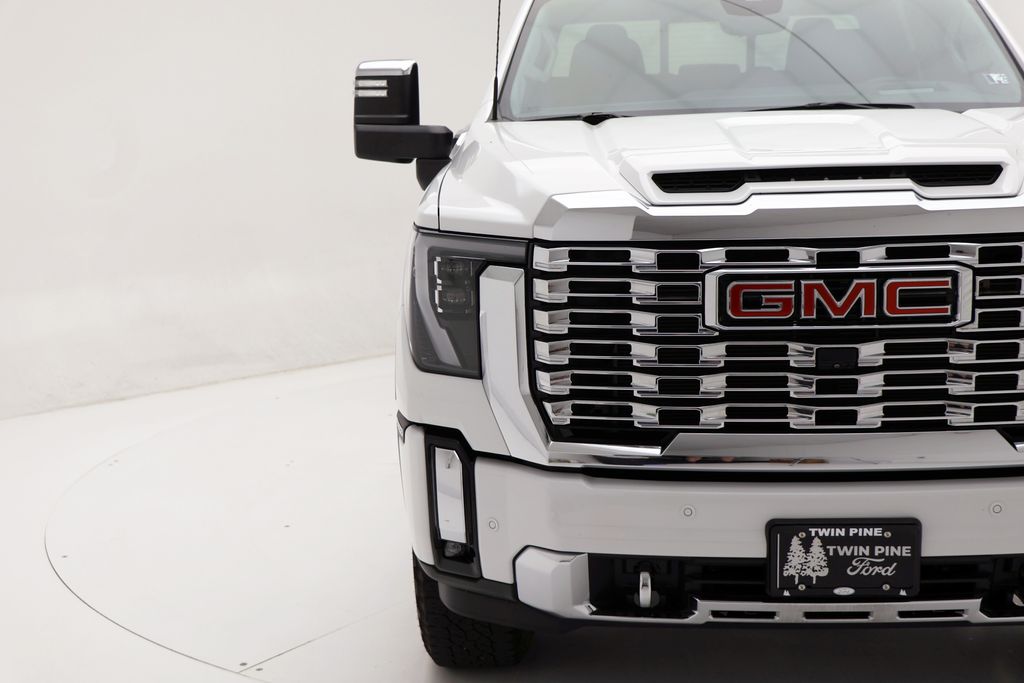 2024 GMC Sierra 2500HD Denali Image 4 of 38