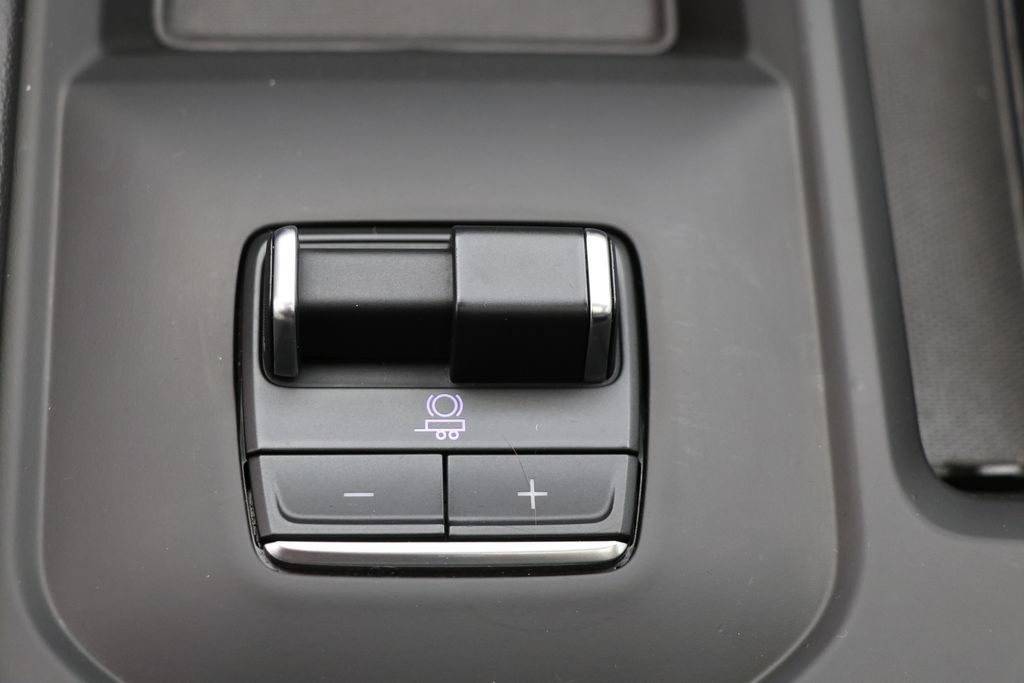 2024 GMC Sierra 2500HD Denali Image 32 of 38