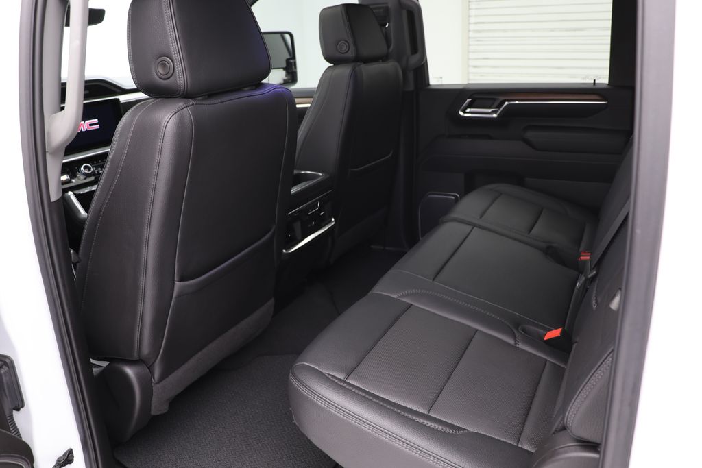 2024 GMC Sierra 2500HD Denali Image 16 of 38