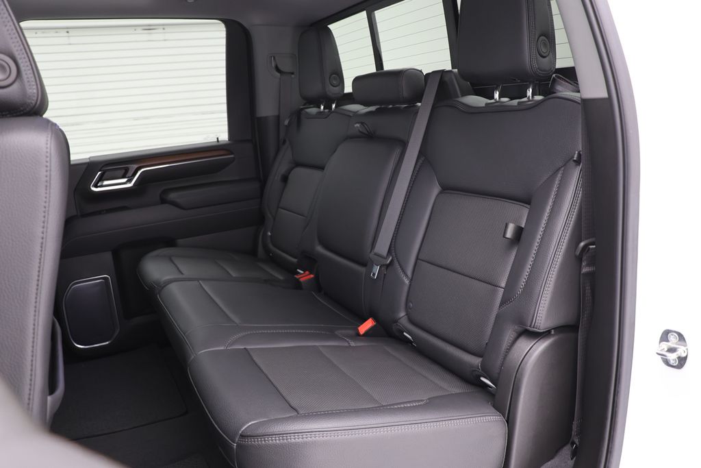 2024 GMC Sierra 2500HD Denali Image 17 of 38