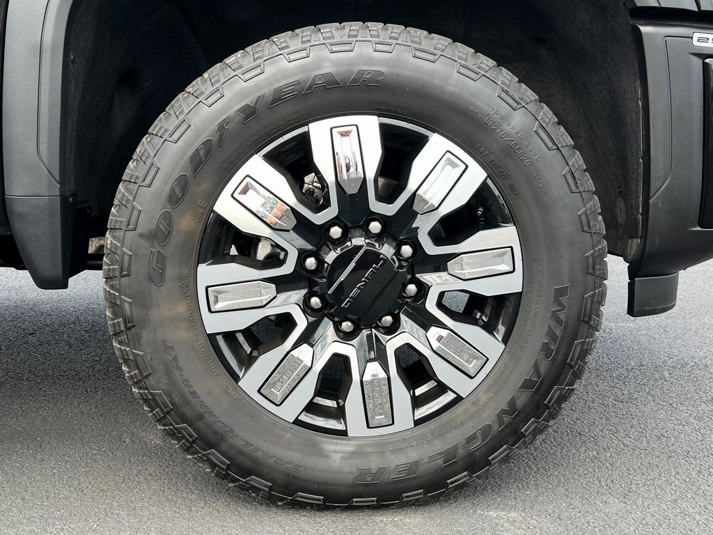 2024 GMC Sierra 2500HD Denali Image 8 of 29