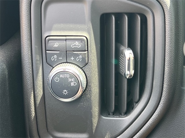 Vehicle image 27 of 30