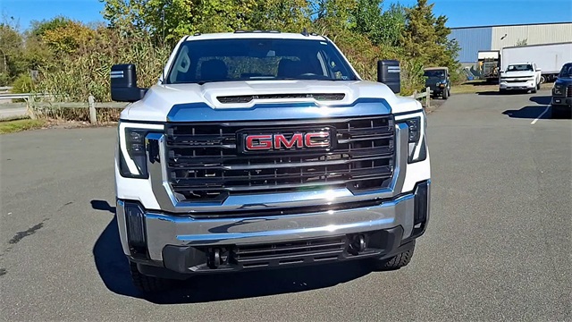 2024 GMC Sierra 2500HD Pro Image 3 of 38
