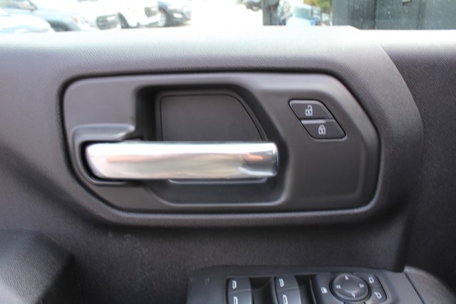 Vehicle image 17 of 34