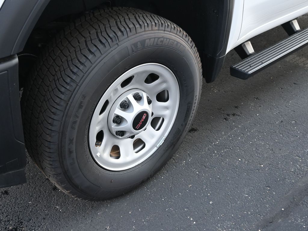 2024 GMC Sierra 2500HD Pro Image 12 of 28