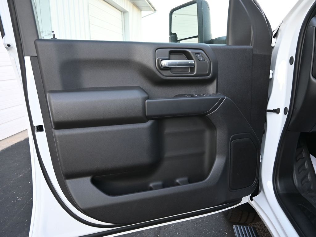 2024 GMC Sierra 2500HD Pro Image 17 of 28