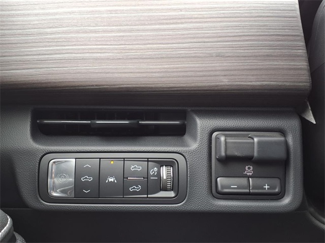 Vehicle image 18 of 25