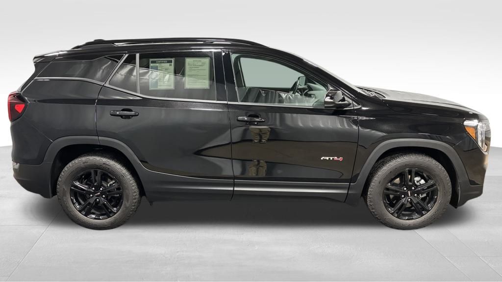 2024 GMC Terrain AT4 Image 4 of 37
