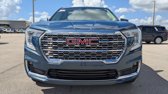 2024 GMC Terrain Denali Image 2 of 36