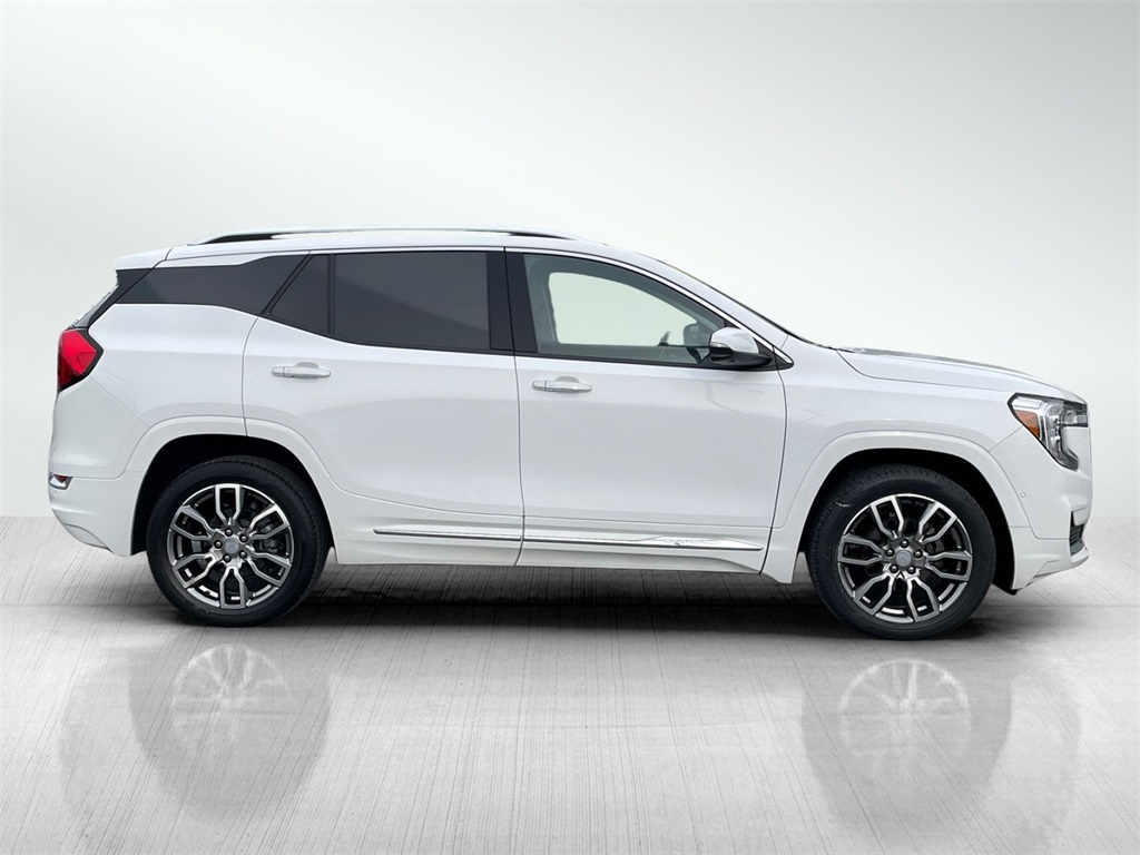 2024 GMC Terrain Denali Image 4 of 35
