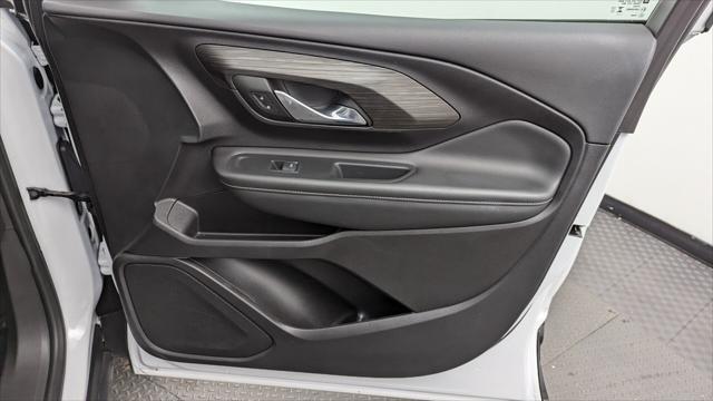Vehicle image 25 of 32