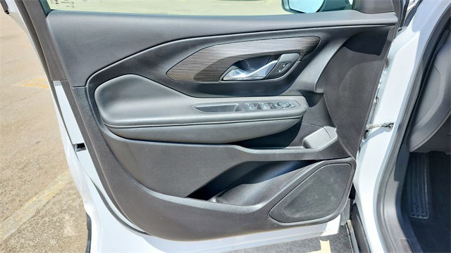 Vehicle image 27 of 46