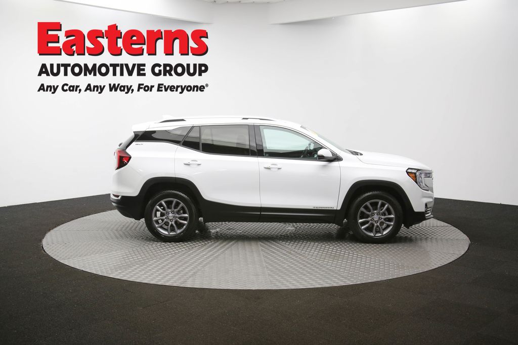 2024 GMC Terrain SLT Image 17 of 64