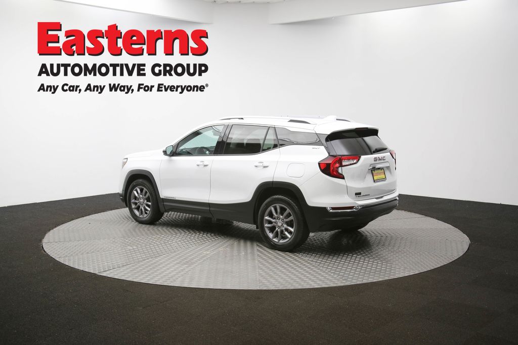 2024 GMC Terrain SLT Image 32 of 64