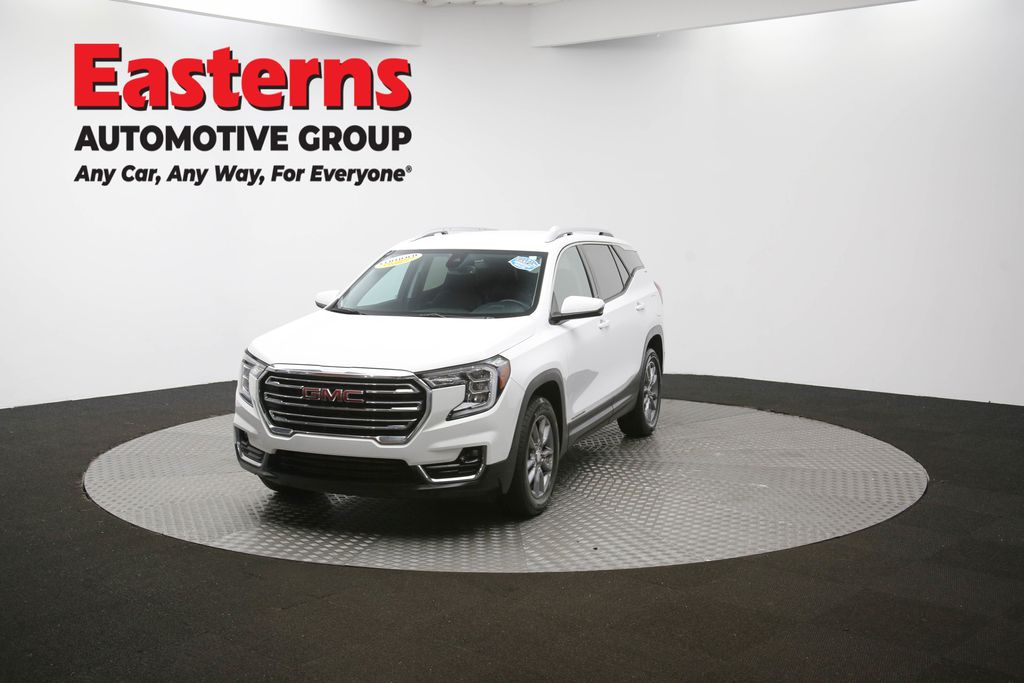 2024 GMC Terrain SLT Image 2 of 64