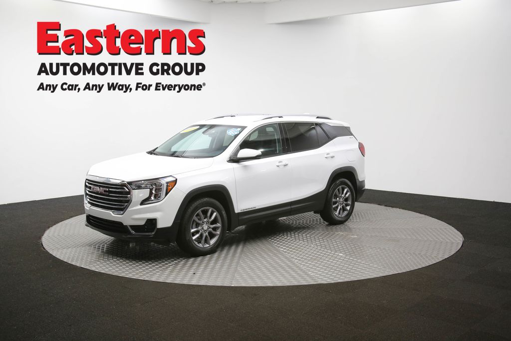 2024 GMC Terrain SLT Image 3 of 64