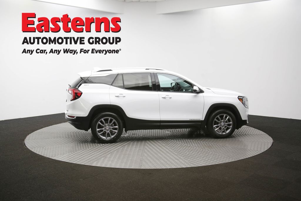 2024 GMC Terrain SLT Image 19 of 64