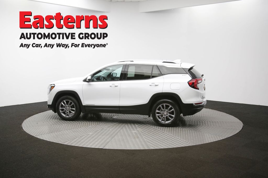 2024 GMC Terrain SLT Image 33 of 64