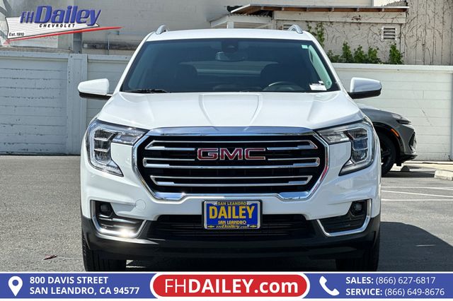2024 GMC Terrain SLT Image 2 of 47