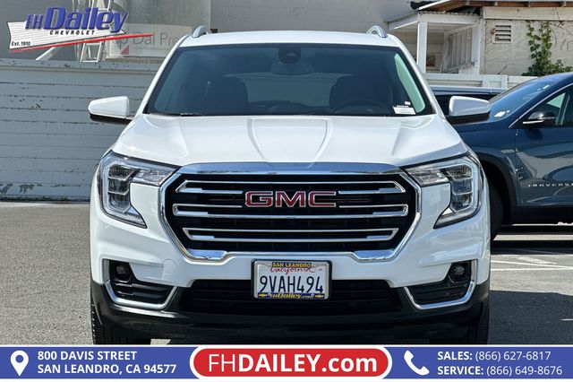 2024 GMC Terrain SLT Image 2 of 47
