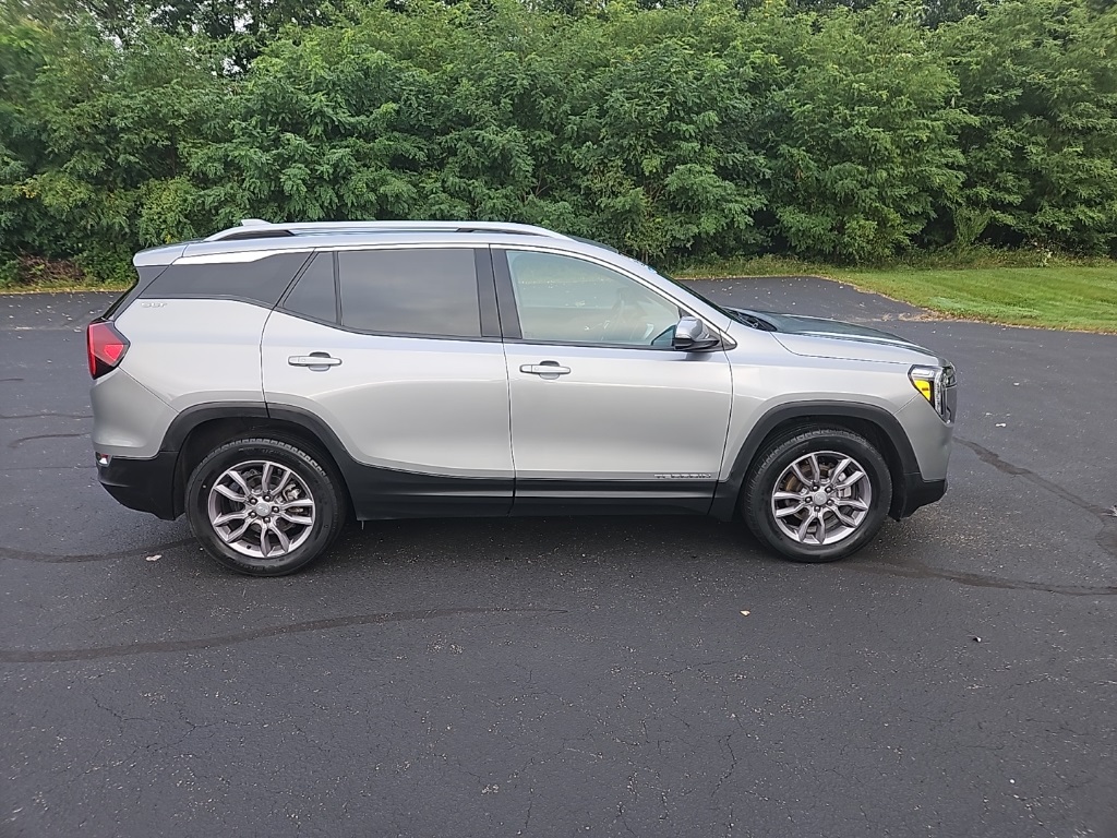 2024 GMC Terrain SLT Image 4 of 31