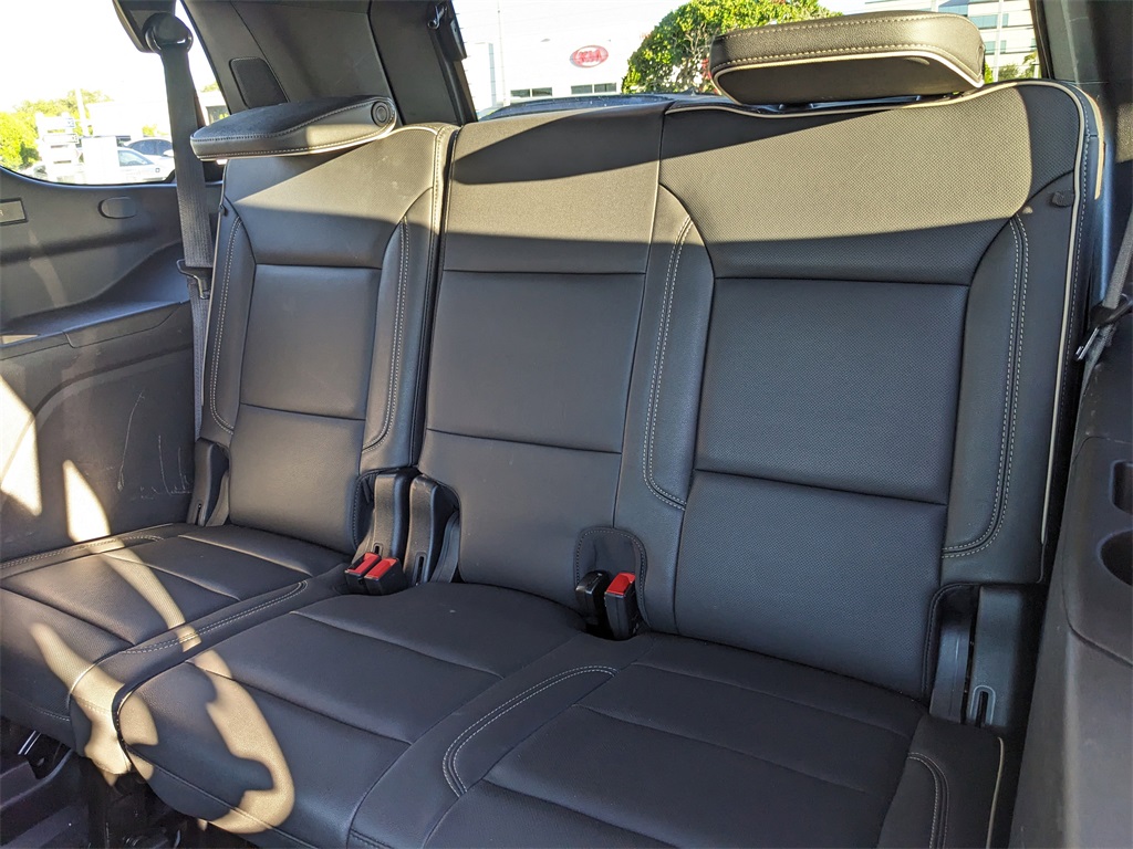 2024 GMC Yukon SLT Image 9 of 35