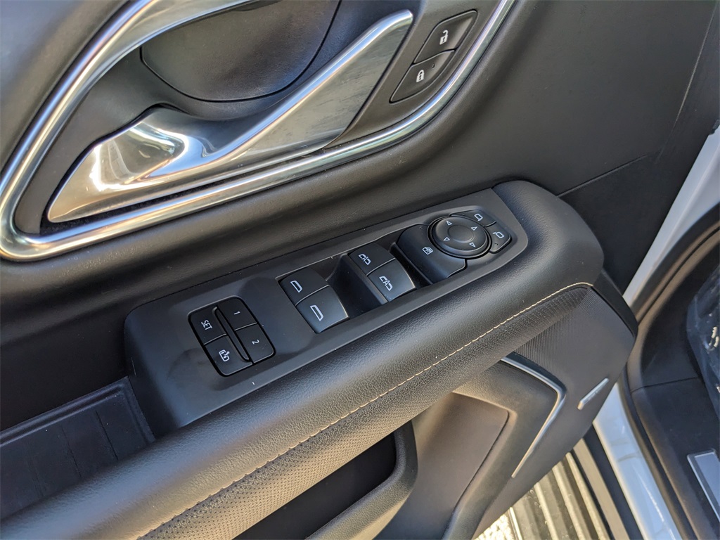 2024 GMC Yukon SLT Image 23 of 35