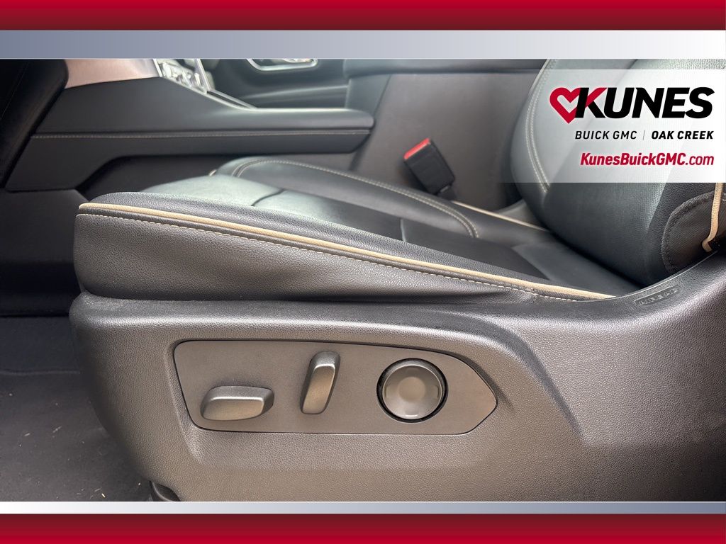 2024 GMC Yukon XL SLT Image 18 of 27