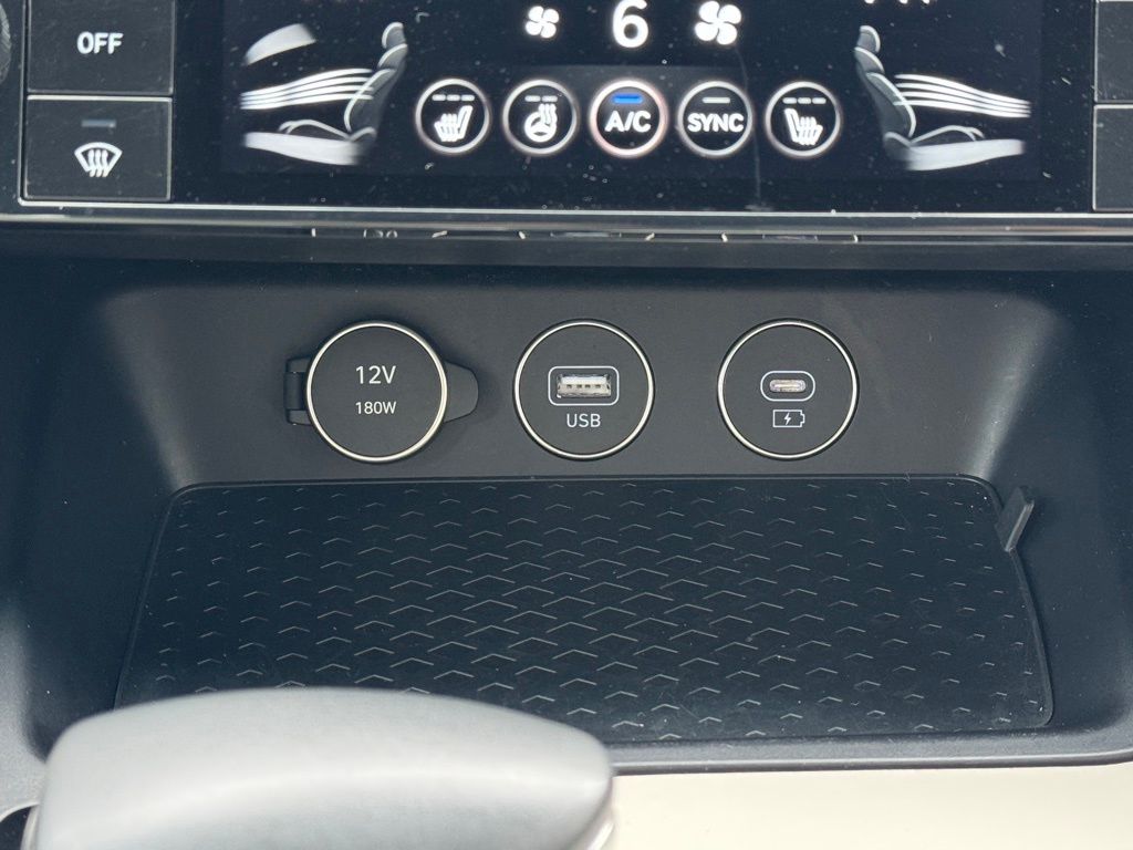 2024 Genesis G70 2.5T Image 23 of 40