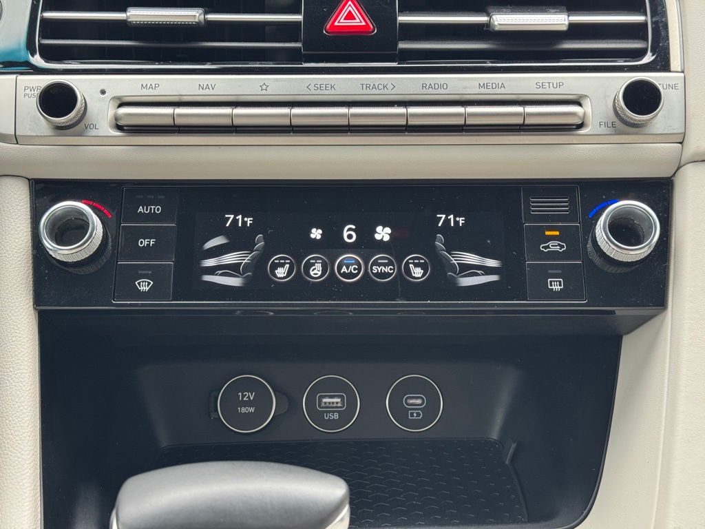 2024 Genesis G70 2.5T Image 27 of 40