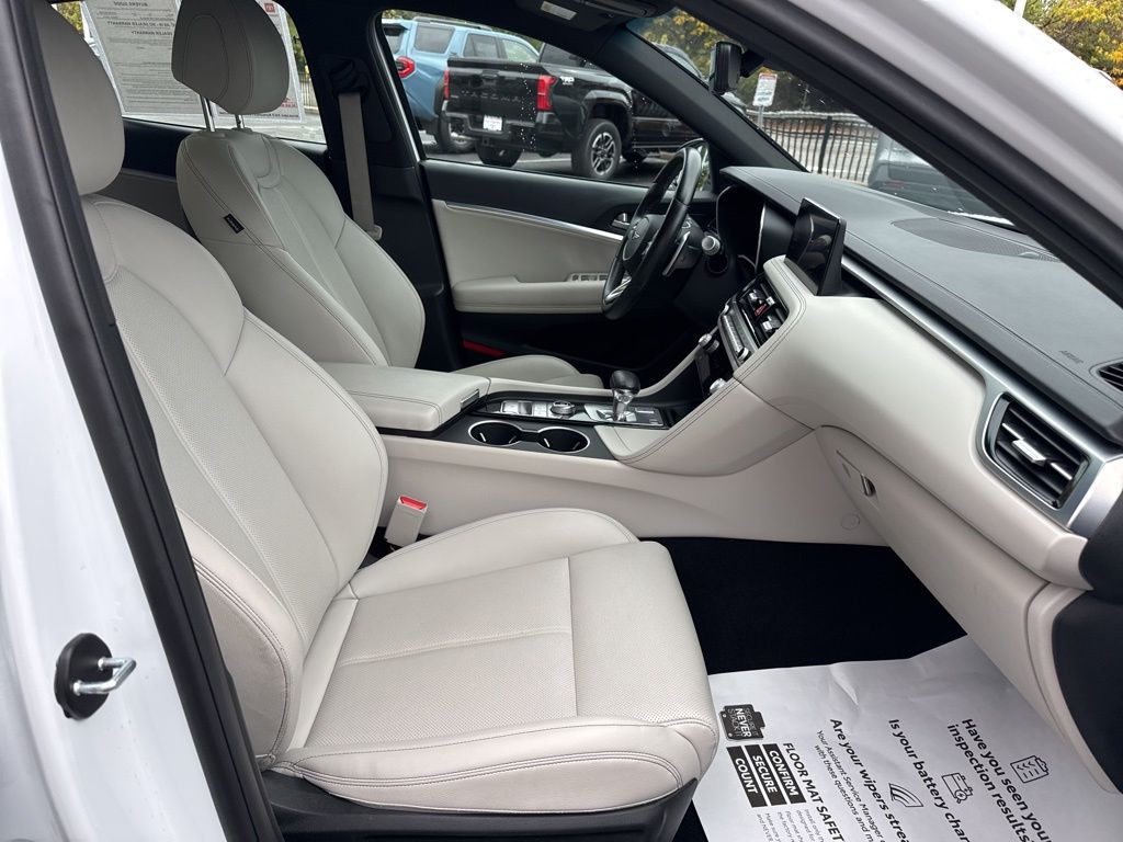 2024 Genesis G70 2.5T Image 36 of 40