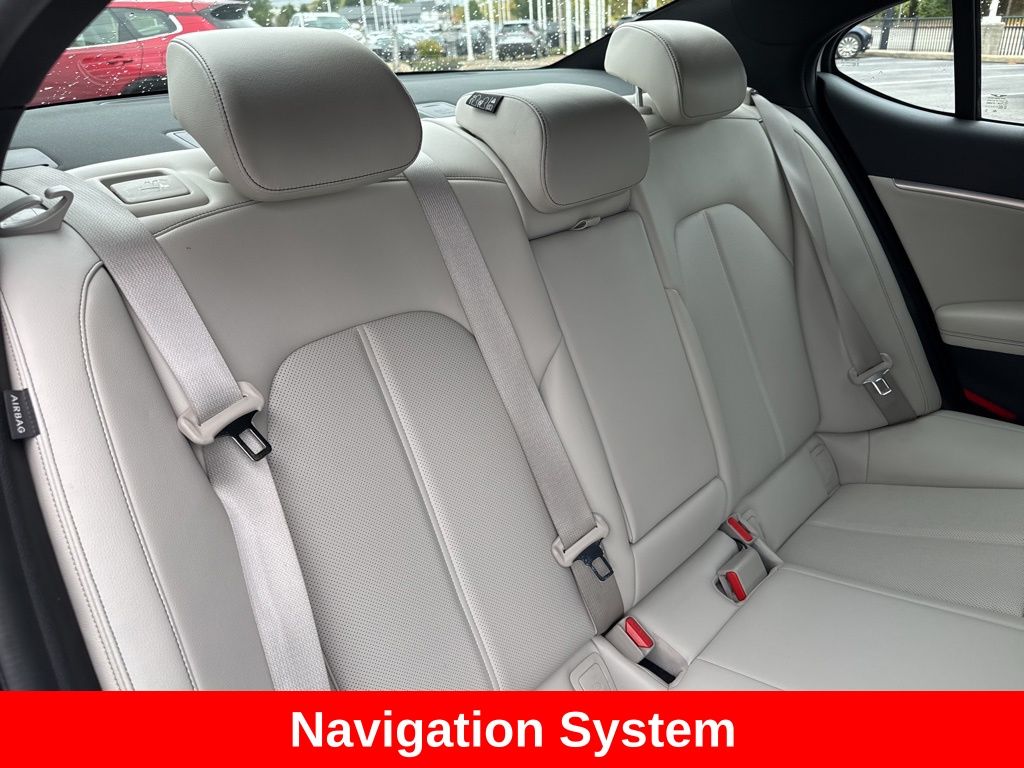 2024 Genesis G70 2.5T Image 11 of 40