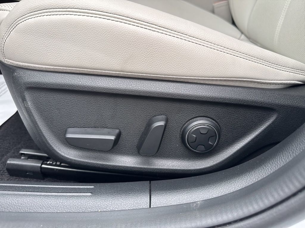 2024 Genesis G70 2.5T Image 38 of 40