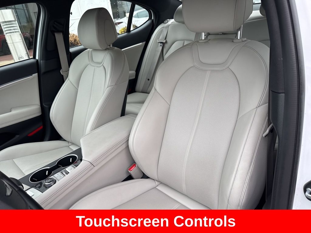 2024 Genesis G70 2.5T Image 12 of 40