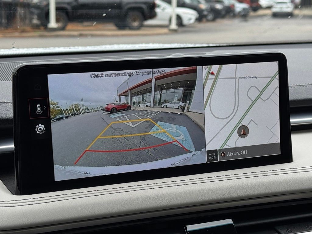 2024 Genesis G70 2.5T Image 25 of 40