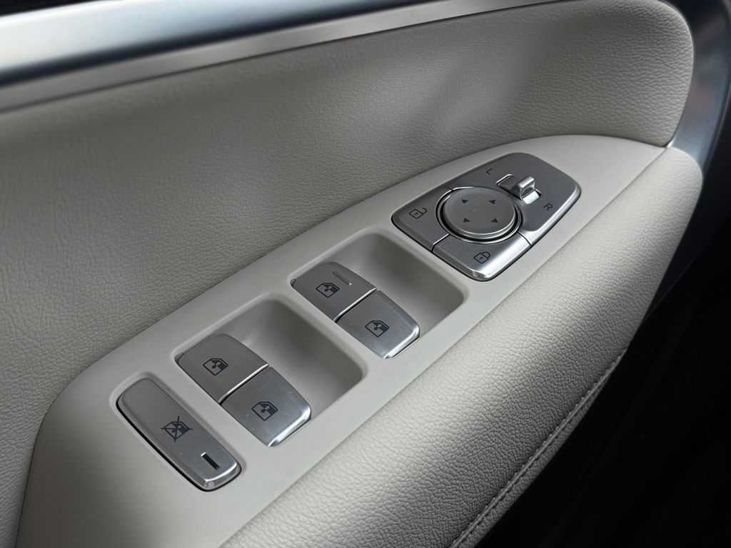 2024 Genesis G70 2.5T Image 33 of 40