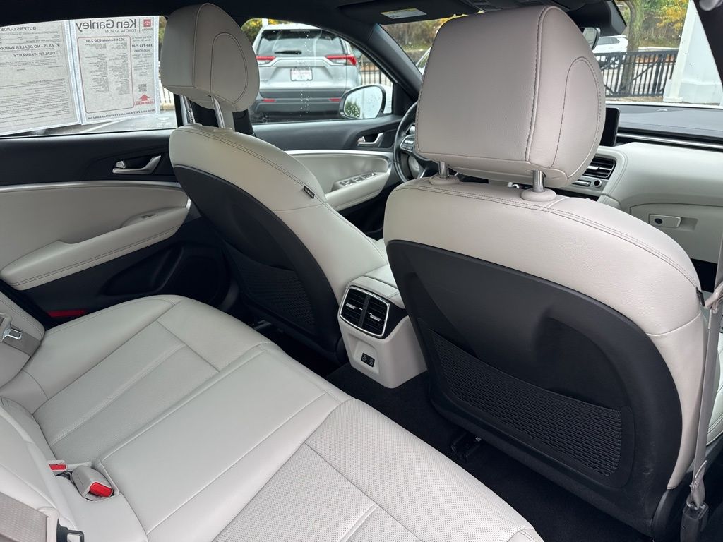 2024 Genesis G70 2.5T Image 16 of 40