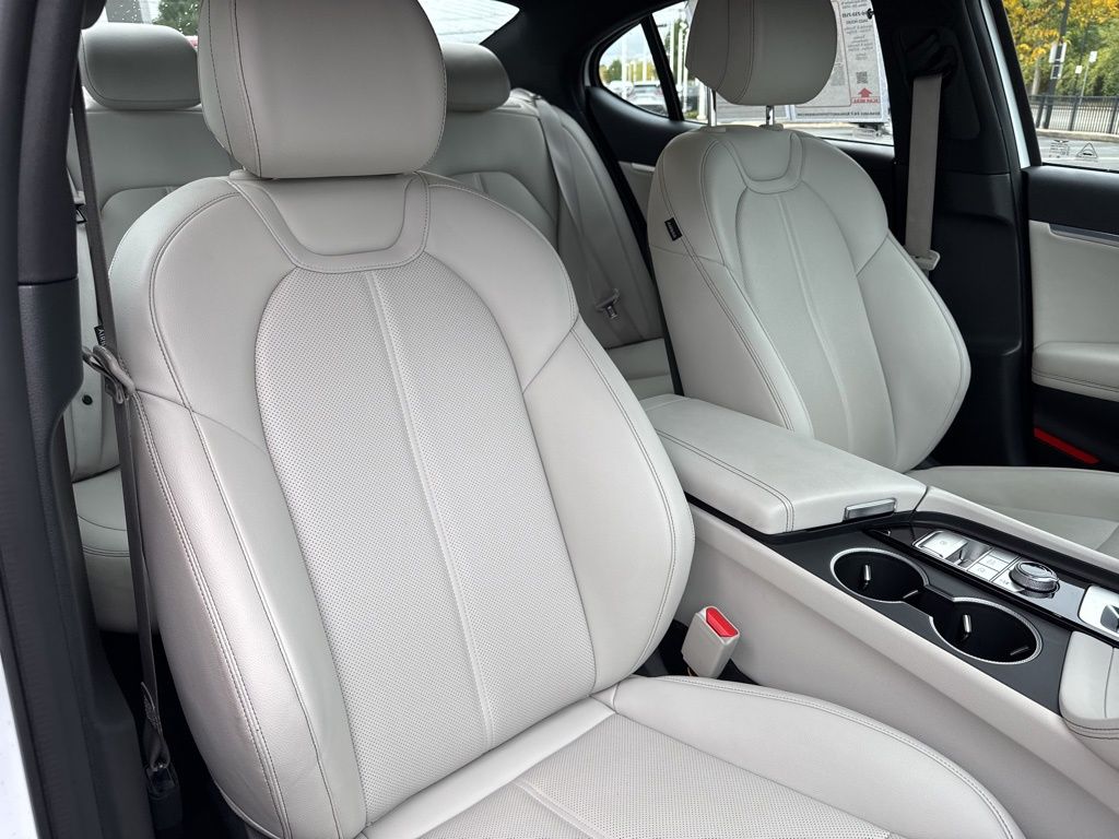 2024 Genesis G70 2.5T Image 13 of 40